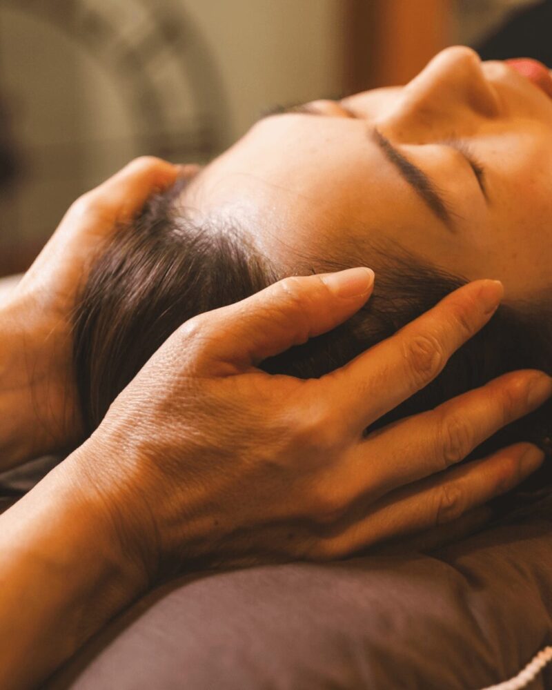 美容整骨LOTUSさん 骨格バランスを整える施術風景