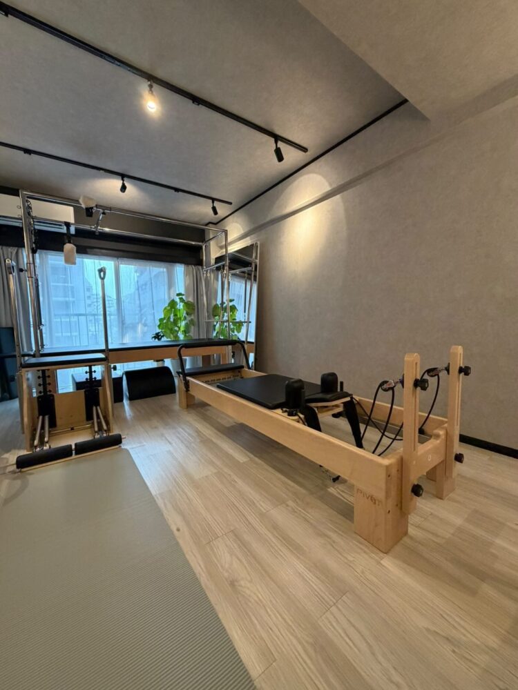 福岡市中央区平尾のTOTONOU Personal Studioの内観。リフォーマーなどのピラティスマシンを備えた落ち着いた個室スタジオ
