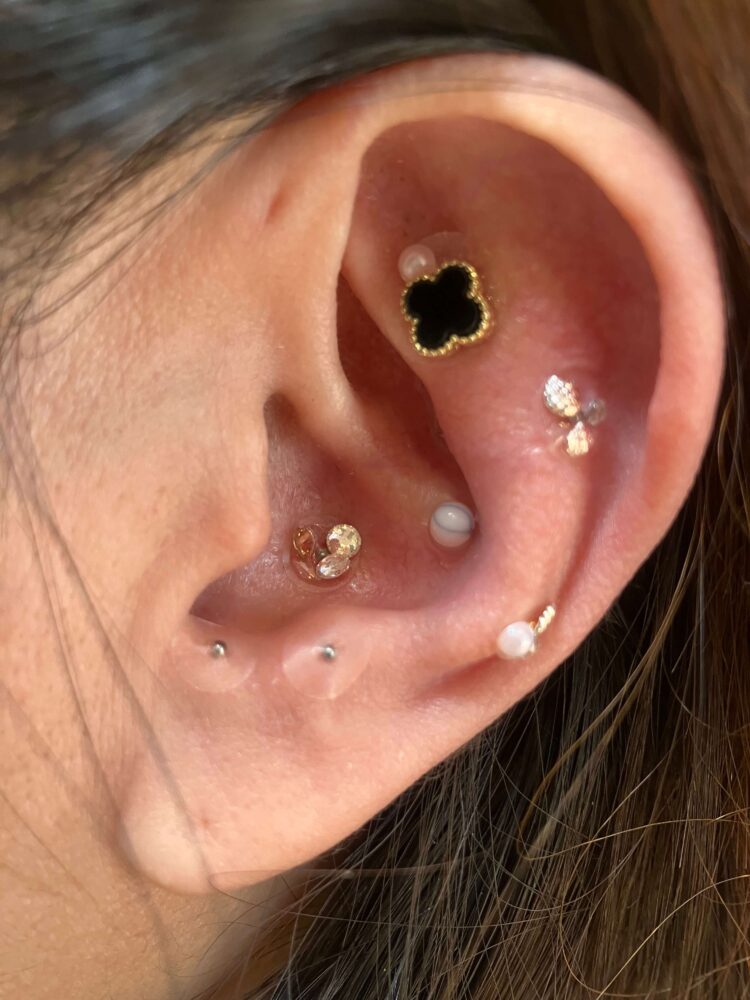 名古屋市守山区 プライベートサロン 鍼灸HEROさんの耳つぼジュエリー(左耳)