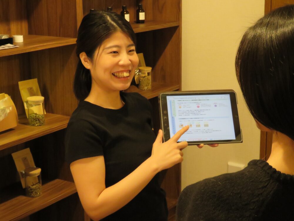 施術前にカウンセリングを行う様子（広島市安芸区のプライベートサロンULIA）