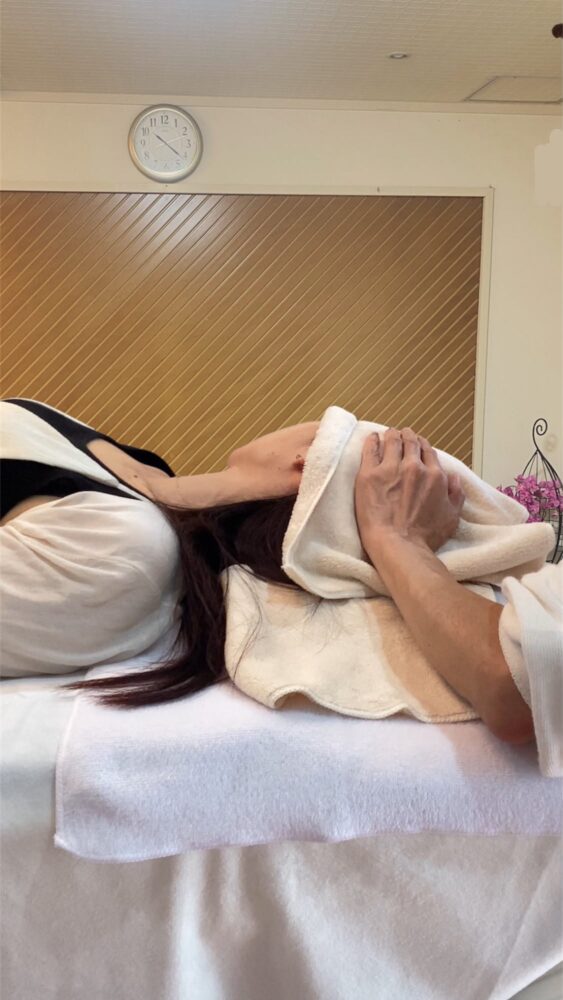 三重県伊賀市のLe lien（ルリアン）でタオルを使ったヘッドケア施術を受ける女性